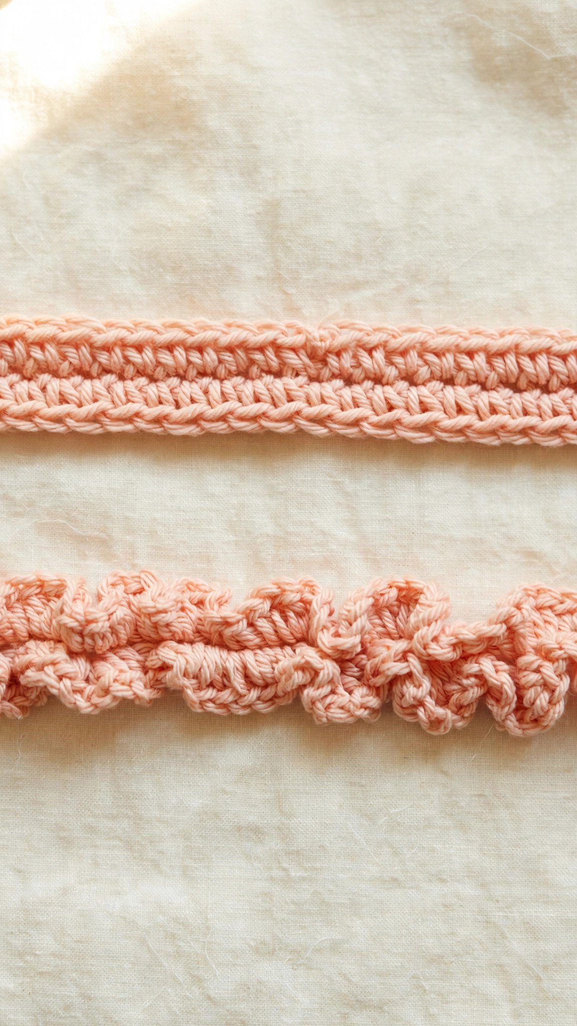 Side by side comparison of an even chain row and a tight uneven chain row in yarn